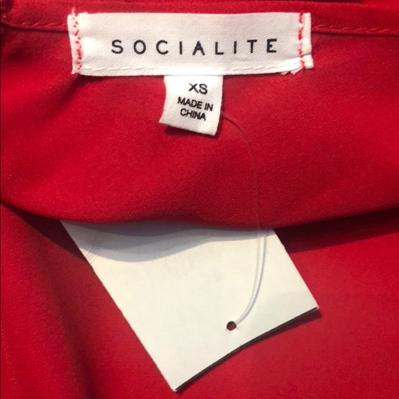 NWT Cold Shoulder Top🔥 - Picture 2 of 4